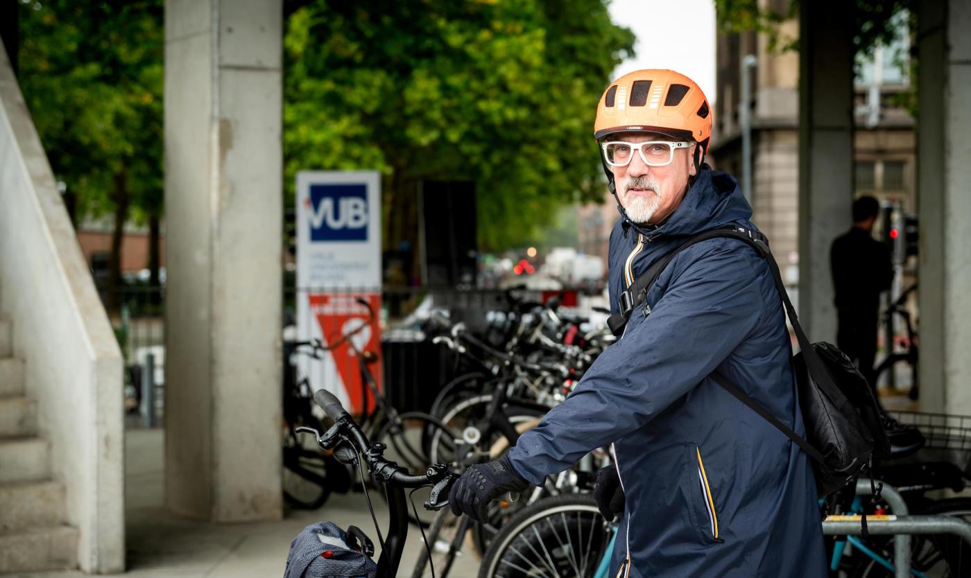 Afdelingshoofd Sport & Beweging Dixie Van De Wiele op de fiets