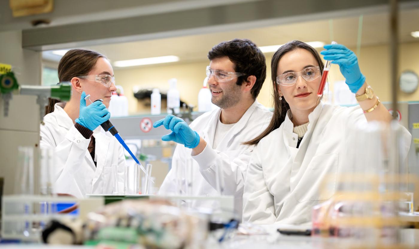 Studenten Biomedische Wetenschappen voeren proeven uit in labo Brussels Health Campus
