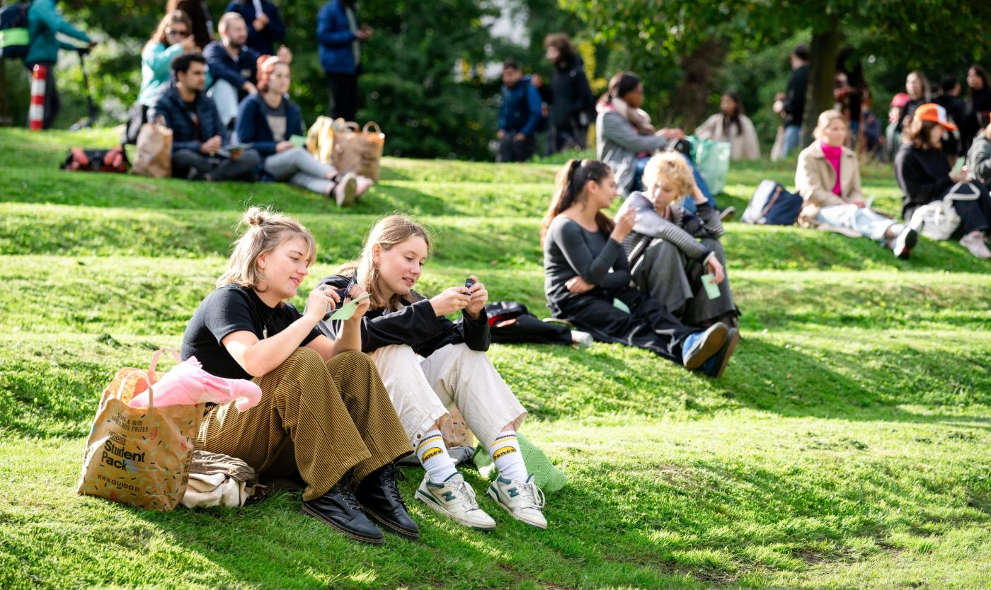 Studenten op campus 