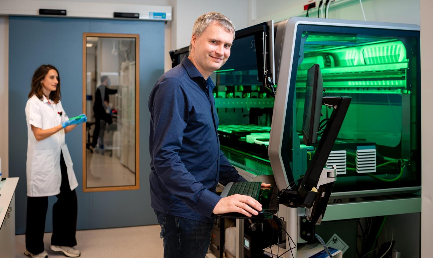 Toon Janssen met DNA sequencer