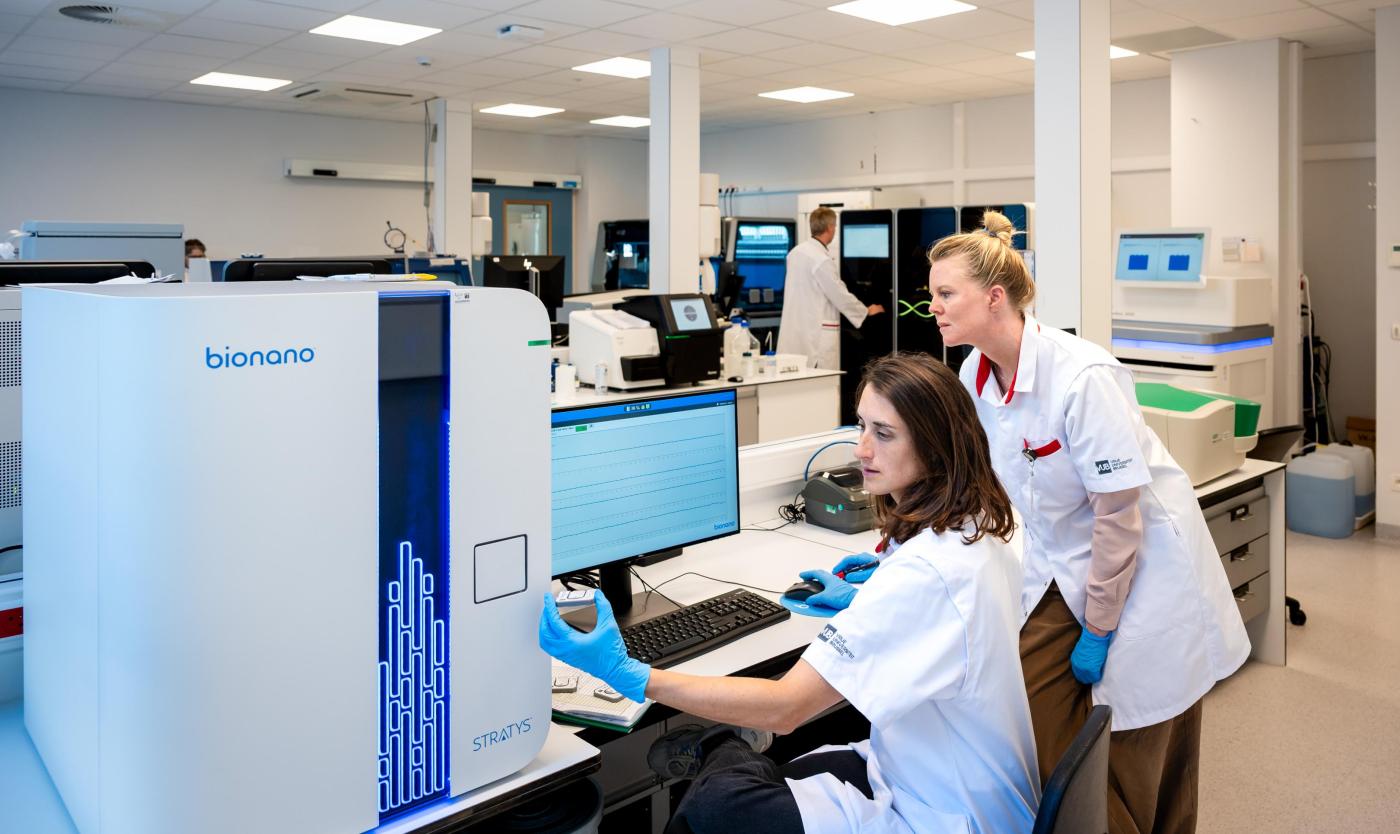 Onderzoekers aan de slag met DNA sequencer