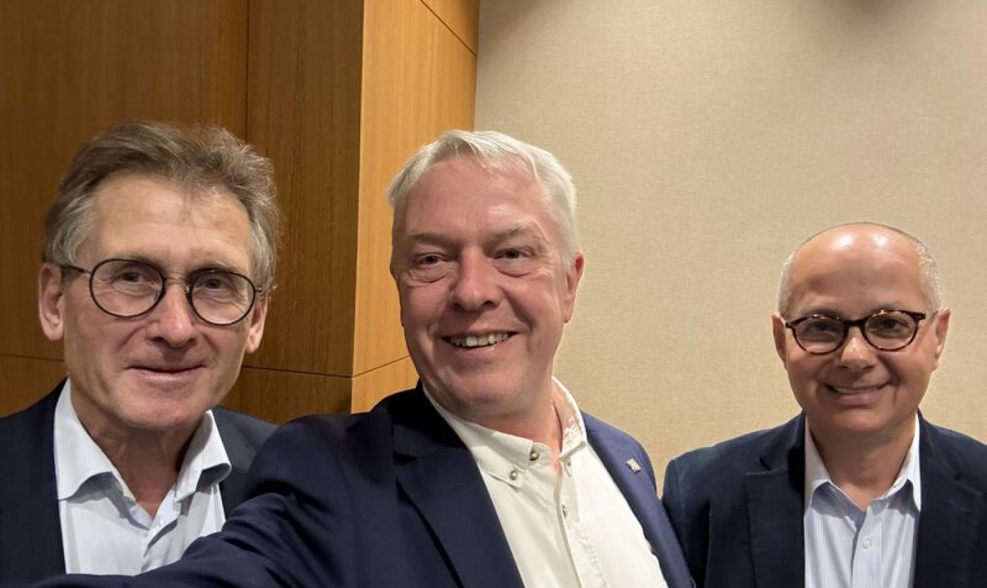 VUB-rector Jan Danckaert ontmoet Nobelprijswinnaars Ben Feringa en Omar Yaghi in Brussel