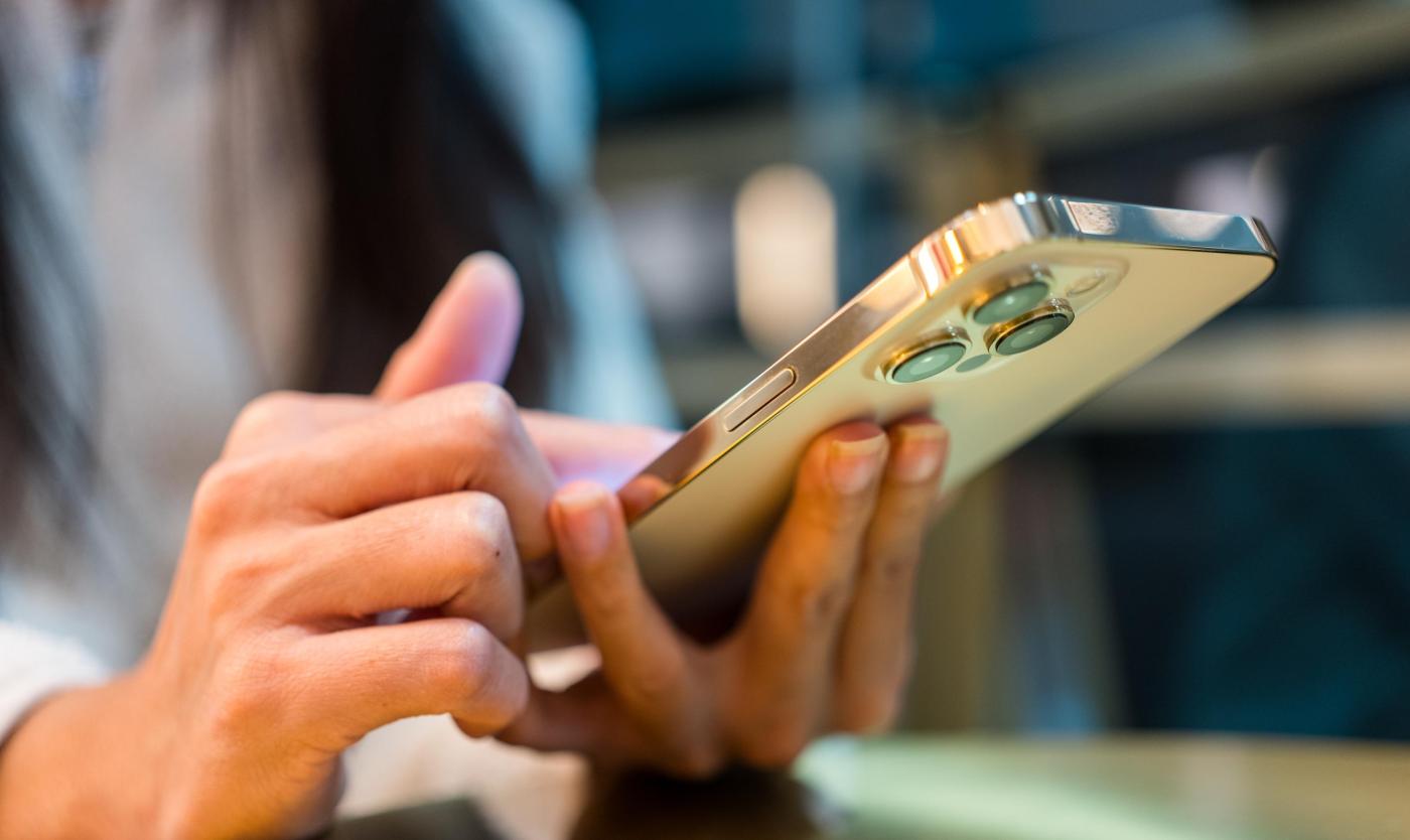 Close up van een vrouw die een GSM gebruikt Close up van een vrouw die een GSM gebruikt