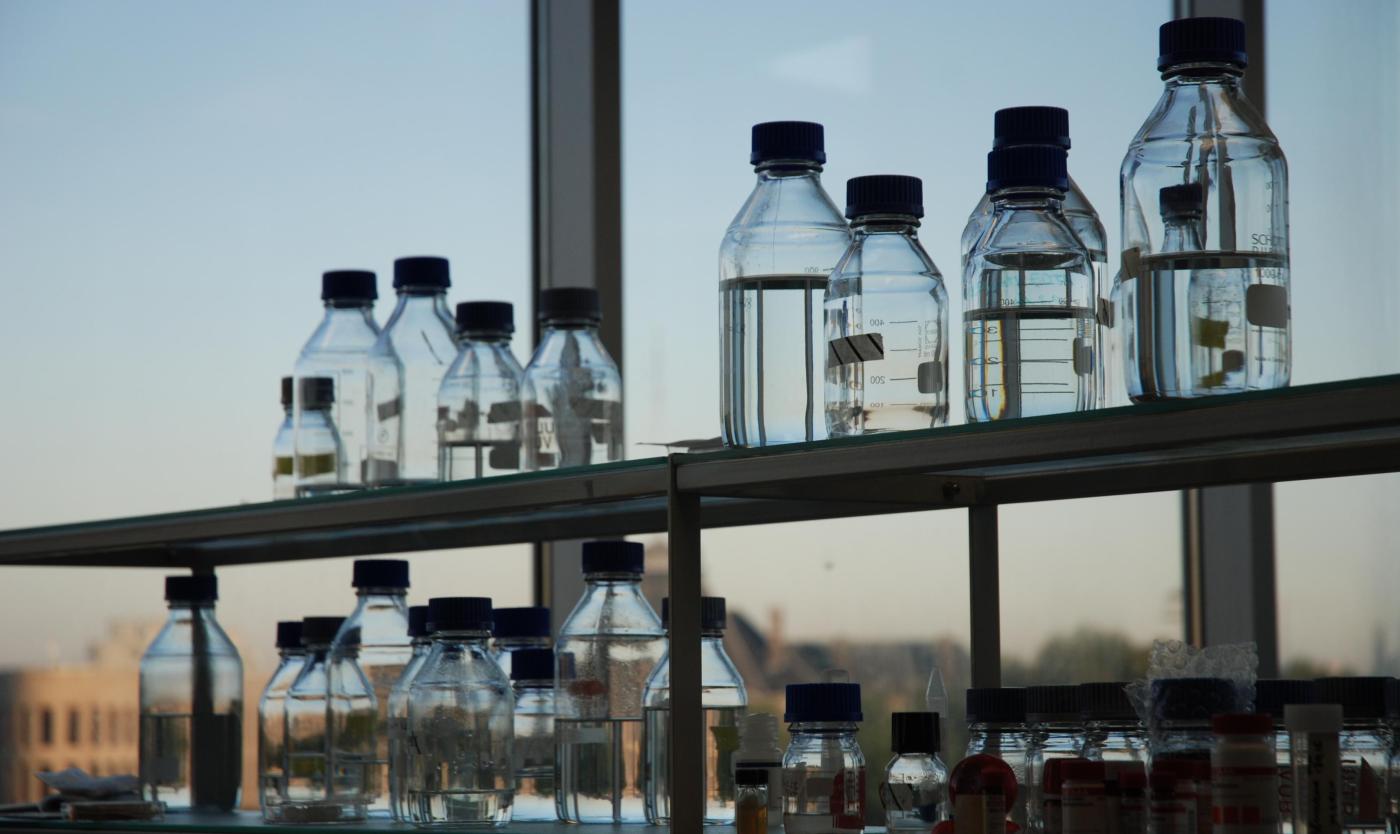 Labo flesjes voor raam