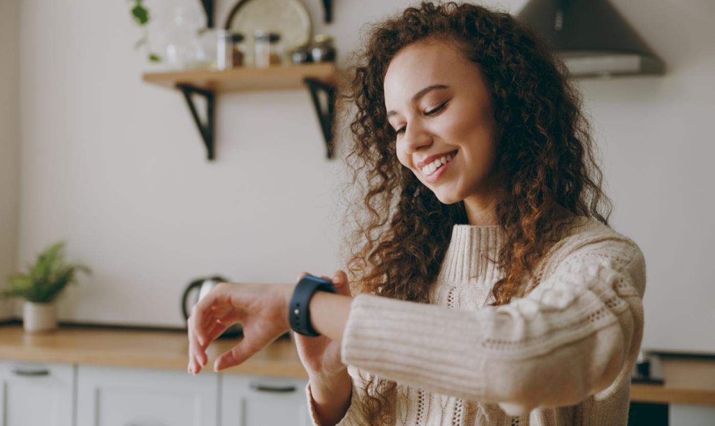 Vrouw met smartwatch