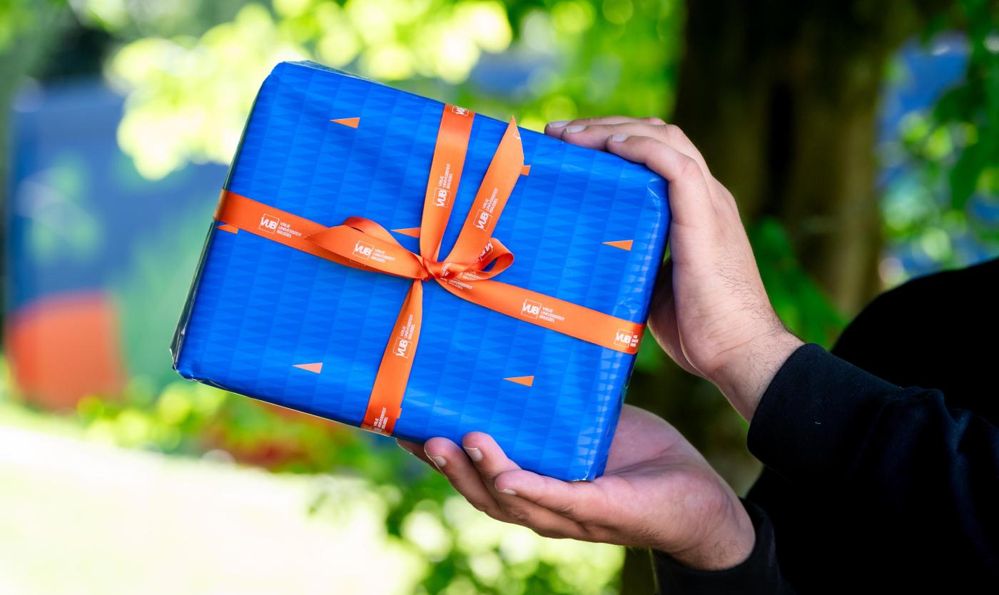 Een cadeau verpakt in VUB-geschenkpapier