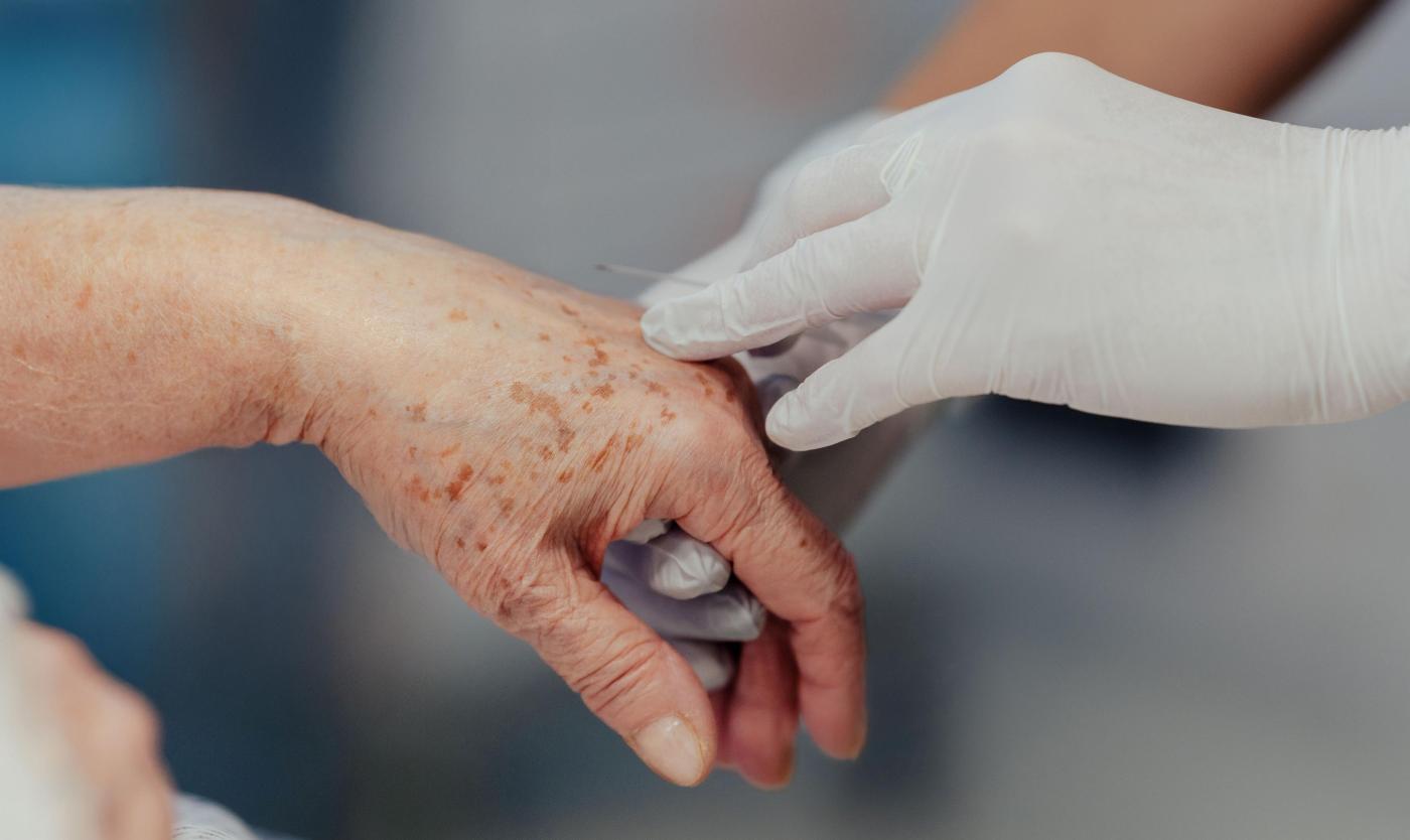 Close-up van verpleegkundige toediening van medicatie door middel van injectie