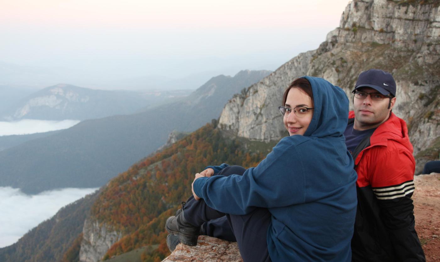 Voorlopig geniet Narges nog volop van haar statuut als internationale student. “Ik ben iemand die erg geïnteresseerd is in andere culturen, gewoontes, talen,..., en aan de VUB is er zo’n diverse community dat je die ook volop kan ontdekken. Dat is voor mij echt een heel waardevol pluspunt.” Wat soms minder evident is, is het leeftijdsverschil met collega-studenten. “Aangezien het mijn tweede master is, zijn de meeste studenten bijna tien jaar jonger dan ik. Dat voel je onvermijdelijk in onze interesses en g