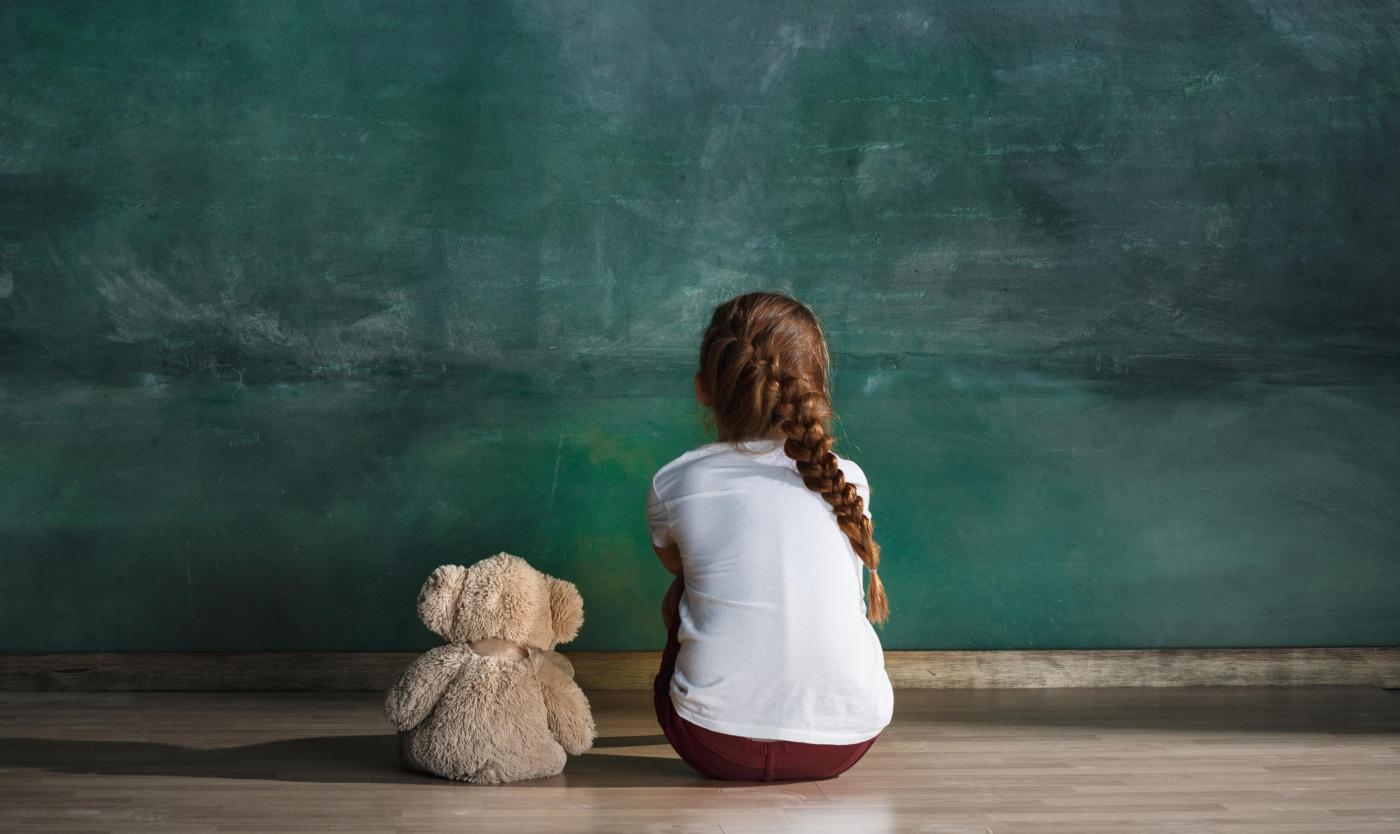 Kindje met haar knuffel