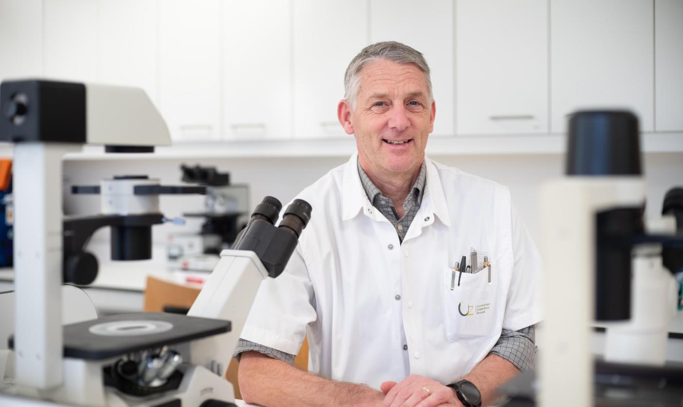 Professor Bart Neyns in het labo
