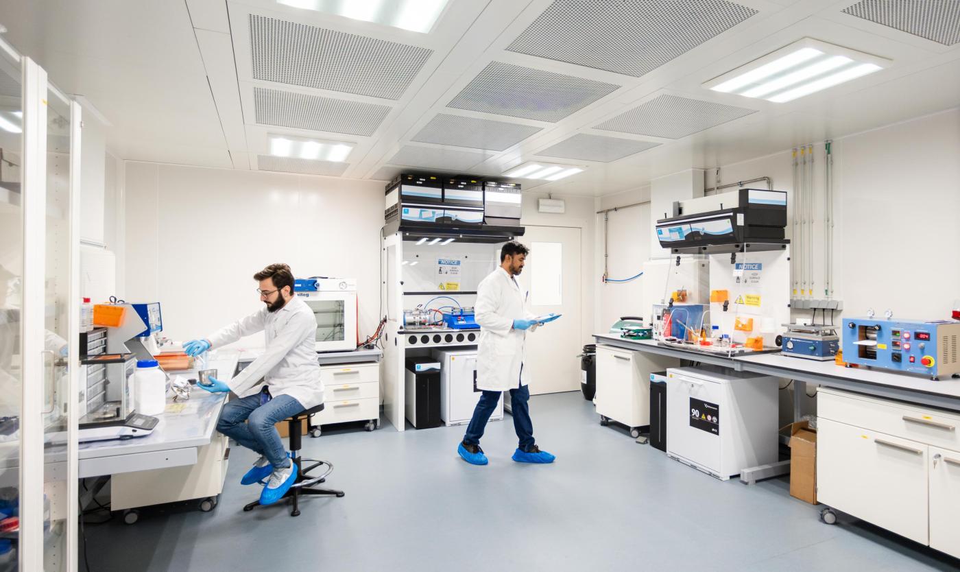 Onderzoekers aan de slag in labo