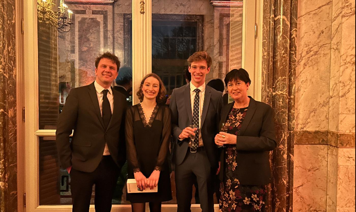 VUB-professoren en winnende studenten