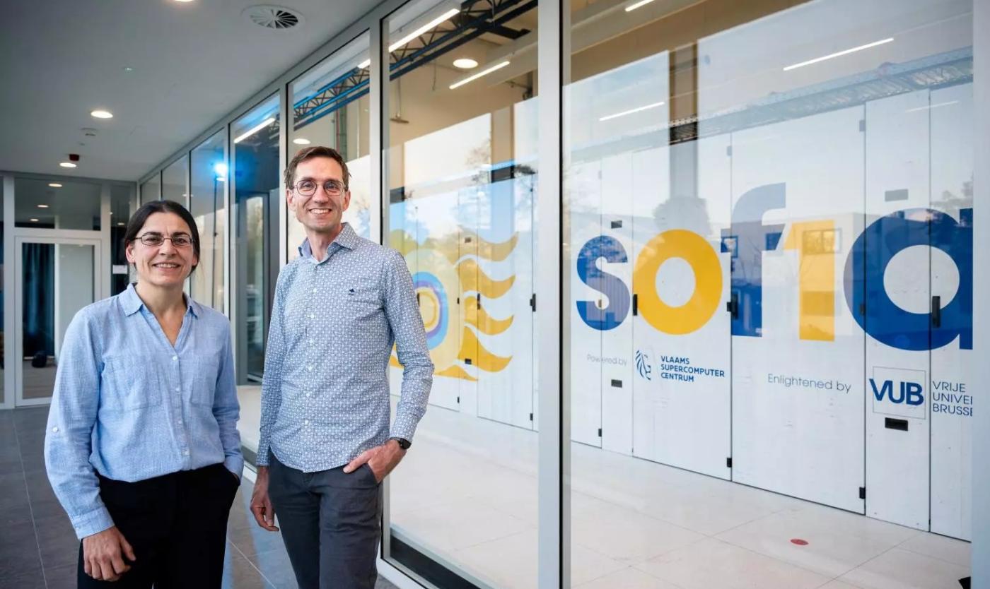 Karin Voets (CIO VUB) en Ward Poelmans (Directie ICT VUB) voor de pas ingehuldigde supercomputer Sofia