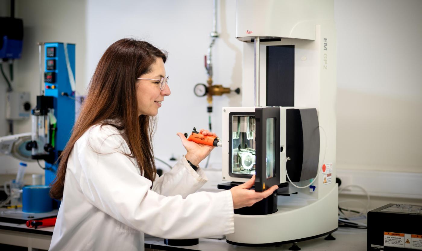 Vrouwelijke onderzoeker