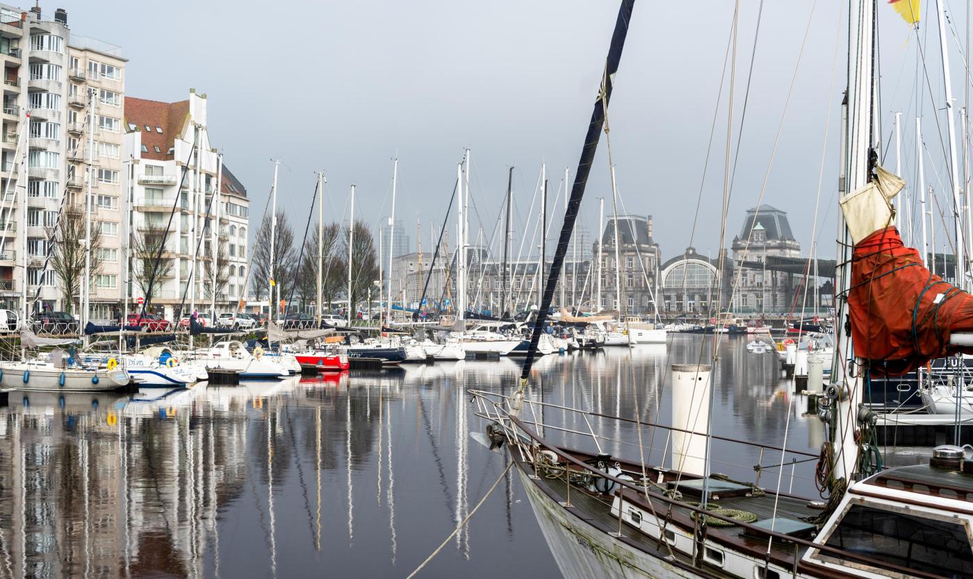 Haven van Oostende met zicht op stationsgebouw