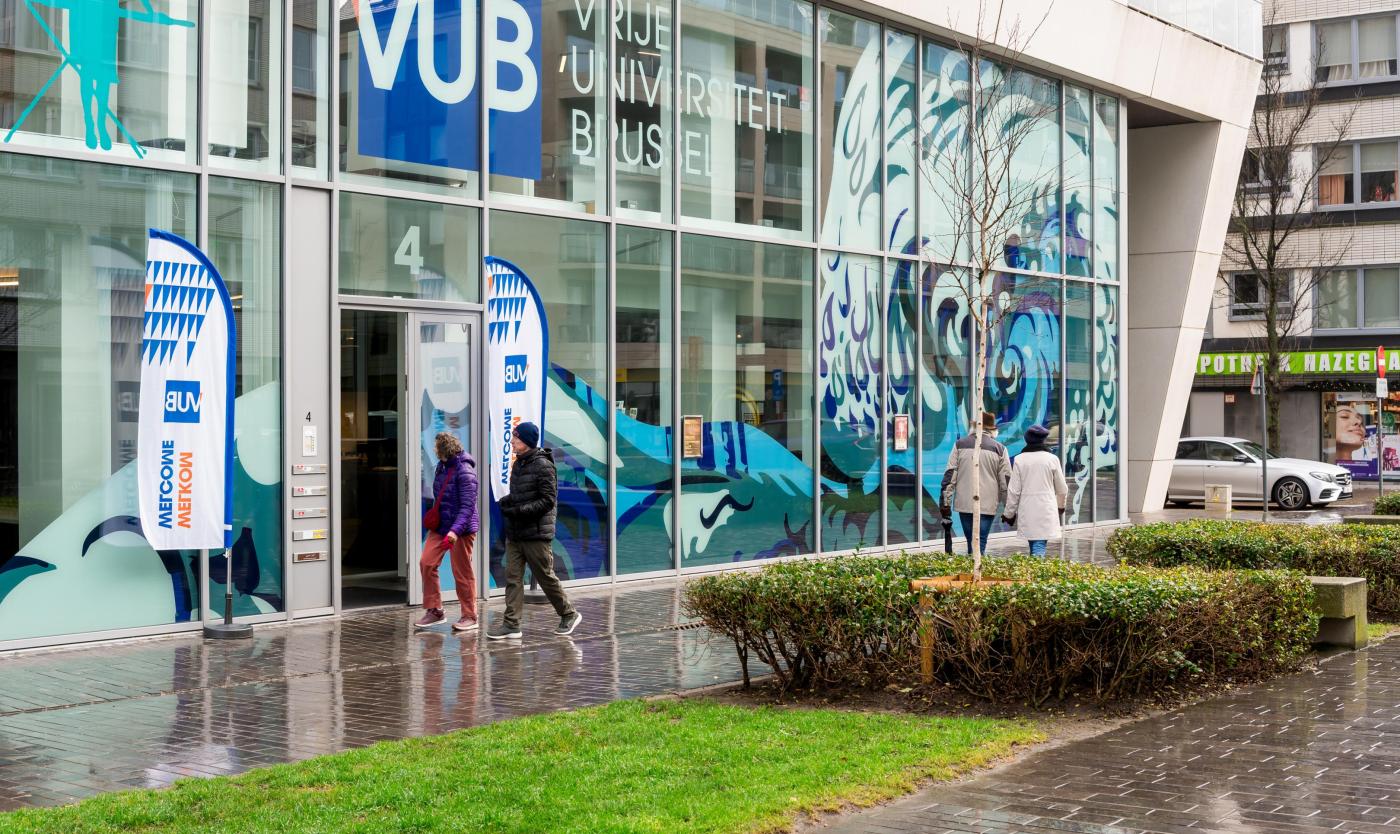 Inkom en voorgevel met VUB bestickering van VUB aan Zee hub
