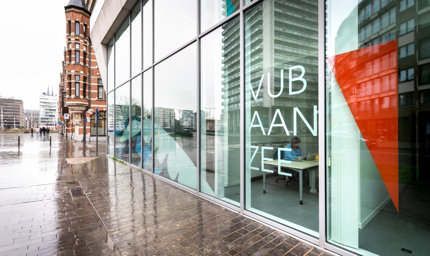 Raam langs de straatkant met bestickering VUB aan Zee