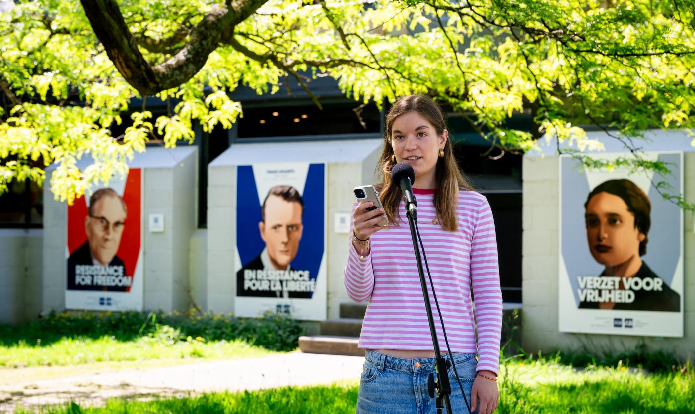 Studenten leest voor aan het VUB-verzetspad