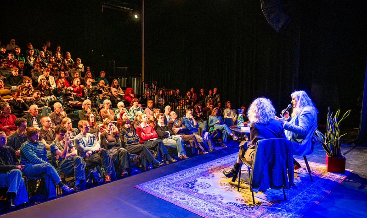 Ilja Pfeijffer voor een volle zaal studenten