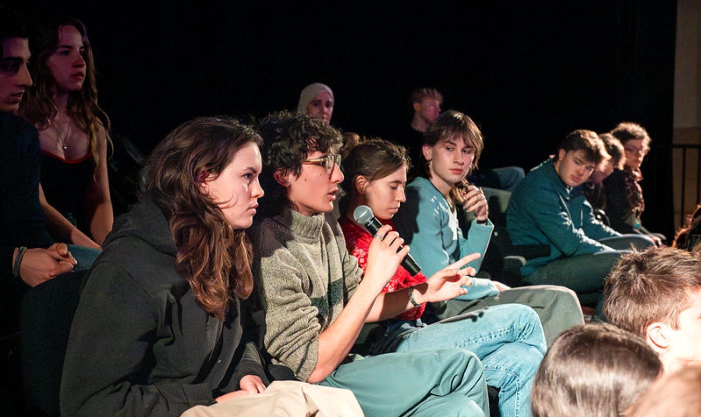 Student in debat met Ilja Pfeiffer