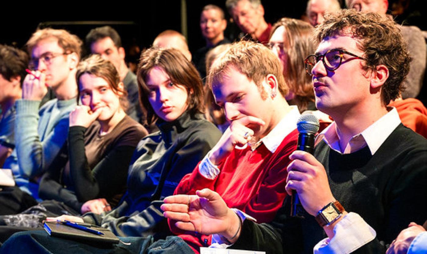 Student in debat met Ilja Pfeijffer