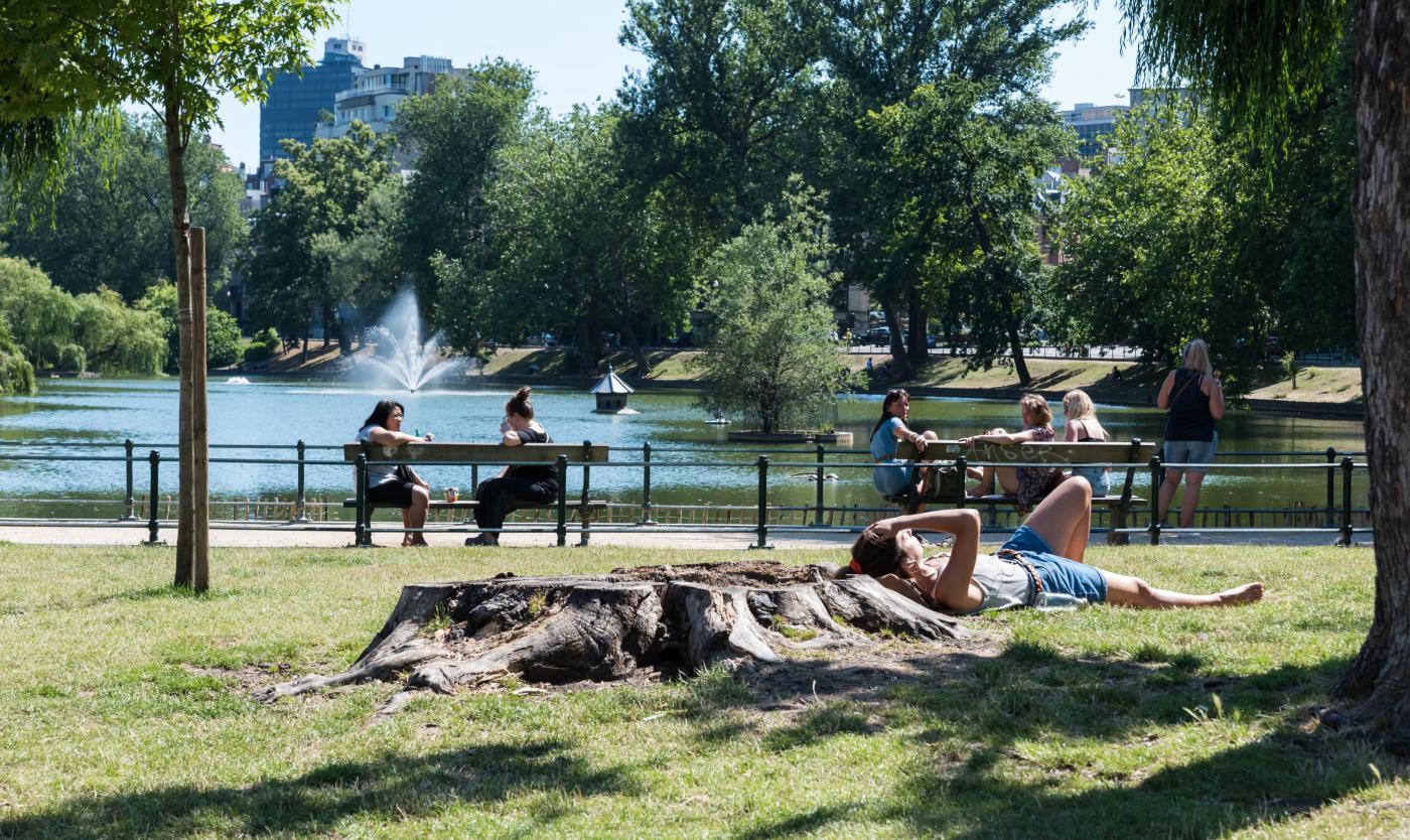 Mensen aan het water in Brussel