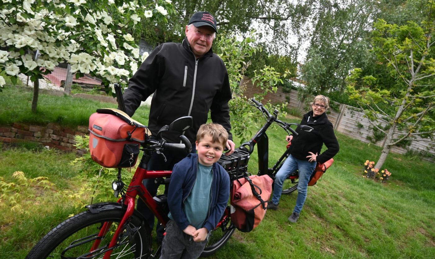 Luc Vandevyvere met kleinzoon en vrouw op fiets
