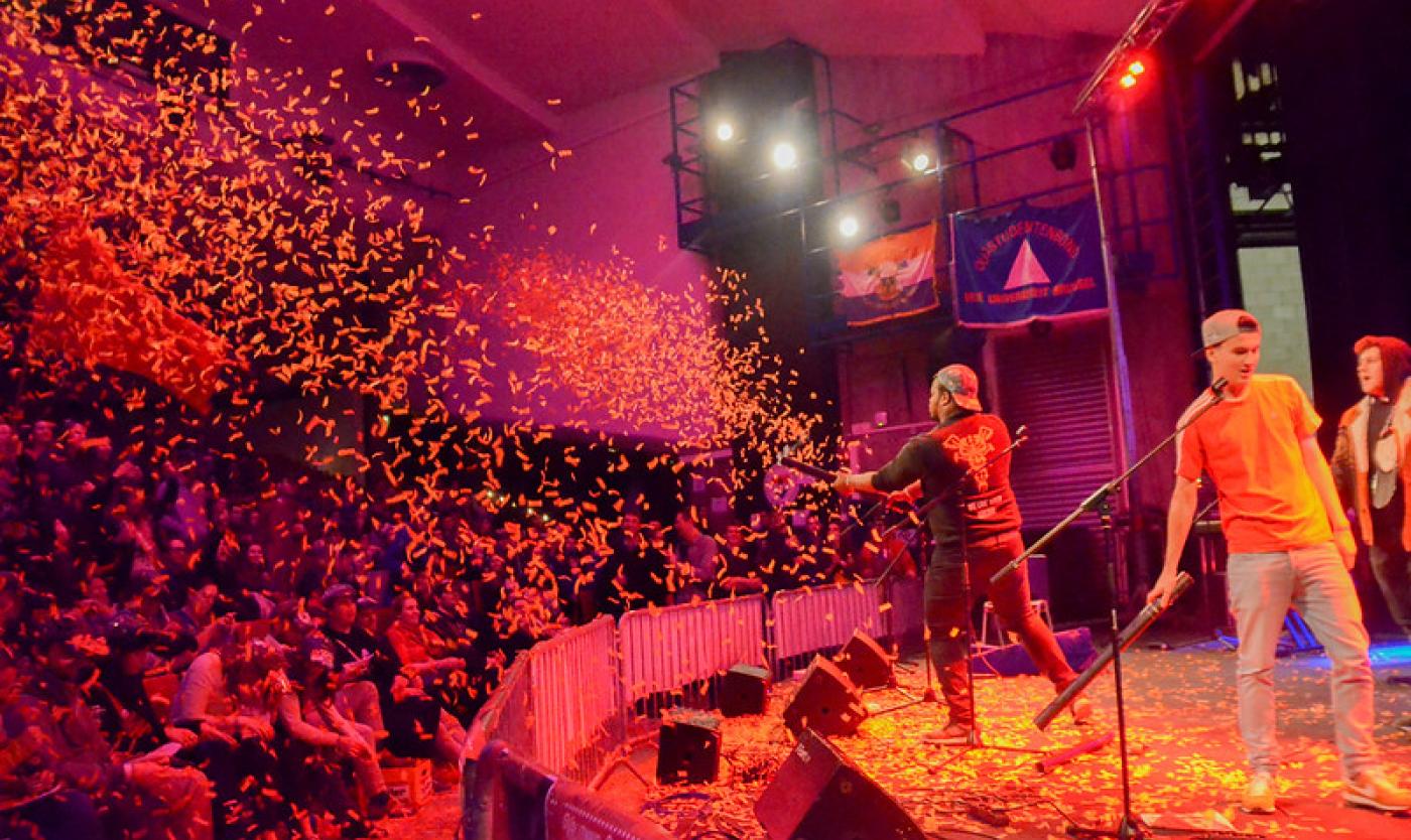 Studenten op een podium tijdens het Vrijzinnig Zangfeest