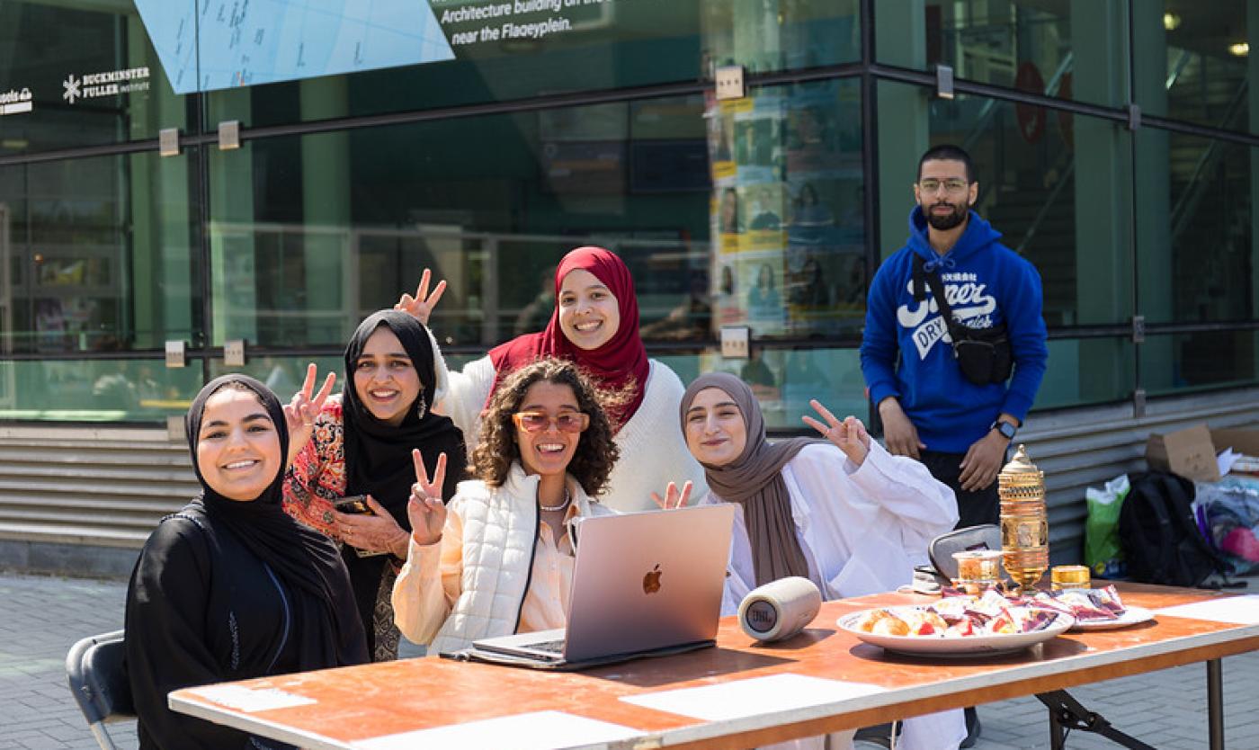 Studenten verkopen koekjes op de Esplanade