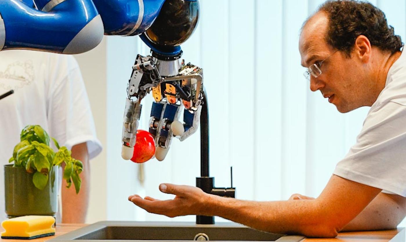 Robot legt appel in hand