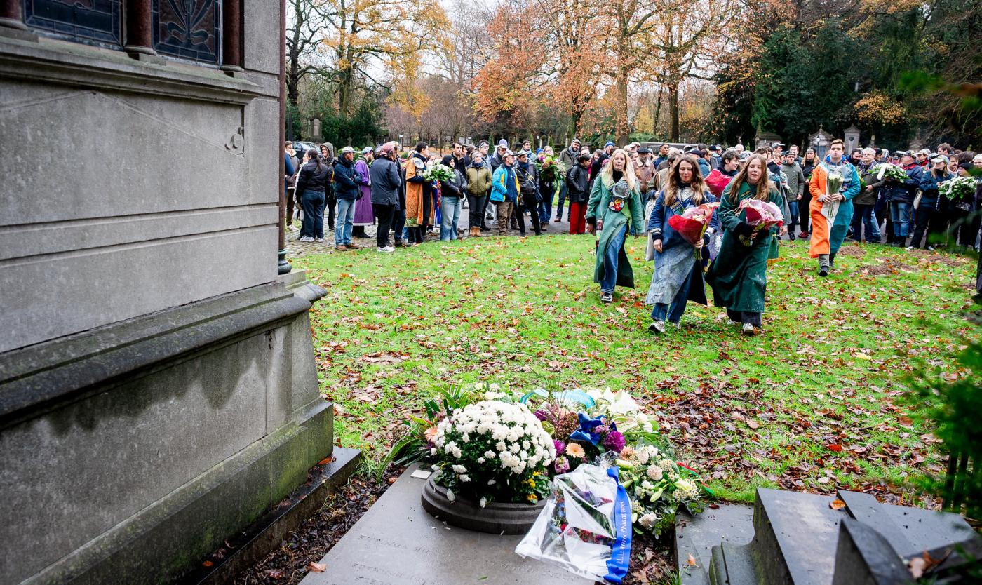 De universitaire gemeenschappen van de VUB en ULB brengen bloemenhuldes en toespraken bij de graven van Théodore Verhaeghen, Frans Kufferath en Henri La Fontaine
