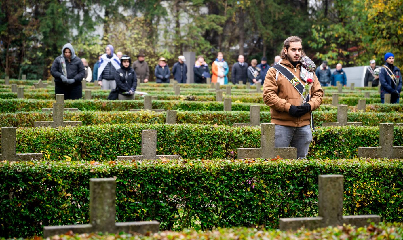 Bloemenhulde en toespraak op het ereperk de gefusilleerden