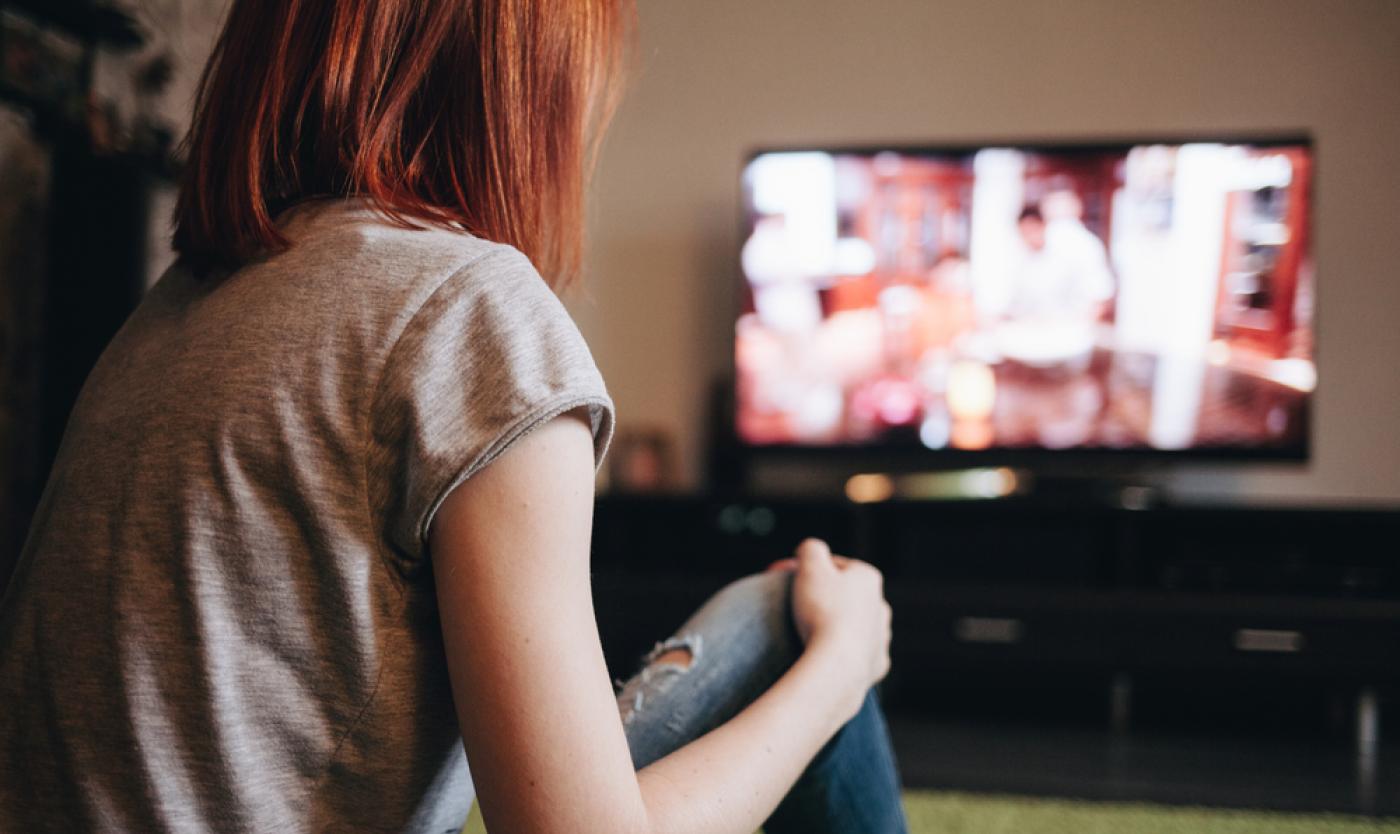 Vrouw kijkt tv 