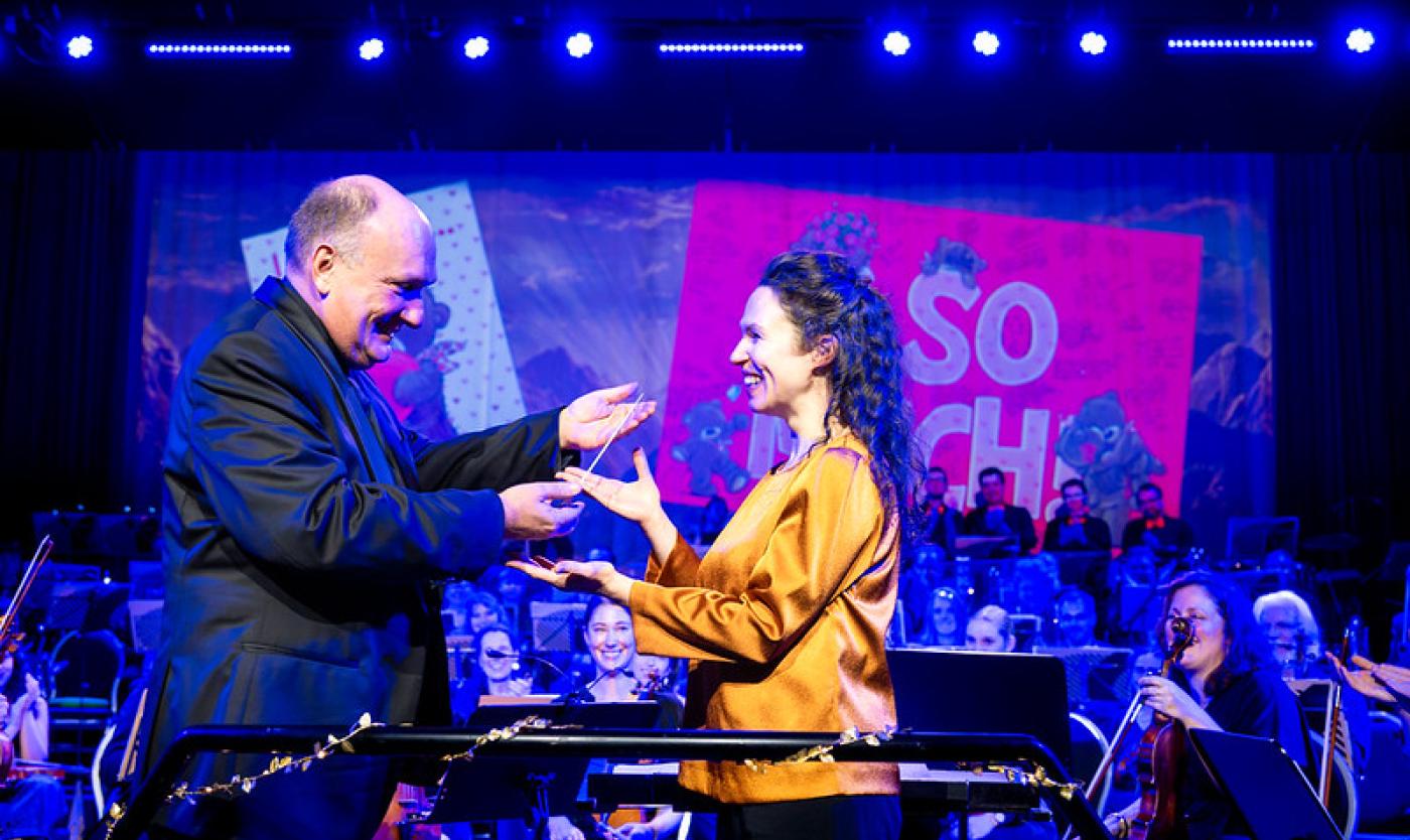 Jurgen Wayenberg draagt het dirigeerstokje over aan Charlotte Panouklia, de nieuwe dirigent van het VUB Symfonisch Orkest