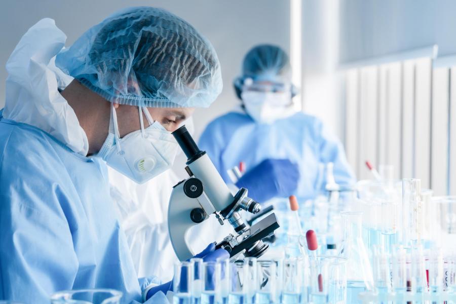 2022_Biochemisch onderzoeksteam werkt met microscoop_Farmaceutisch onderzoekslaboratorium_S_1726134715