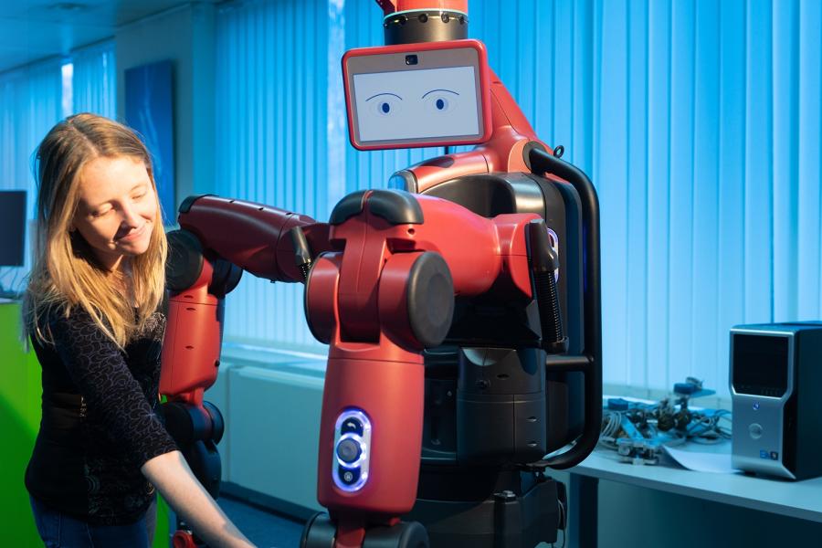 Wetenschapper en robot in interactie