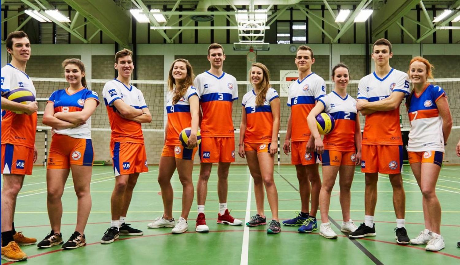 Groepsfoto van de Foxes University Team in de sportzaal van Campus Etterbeek