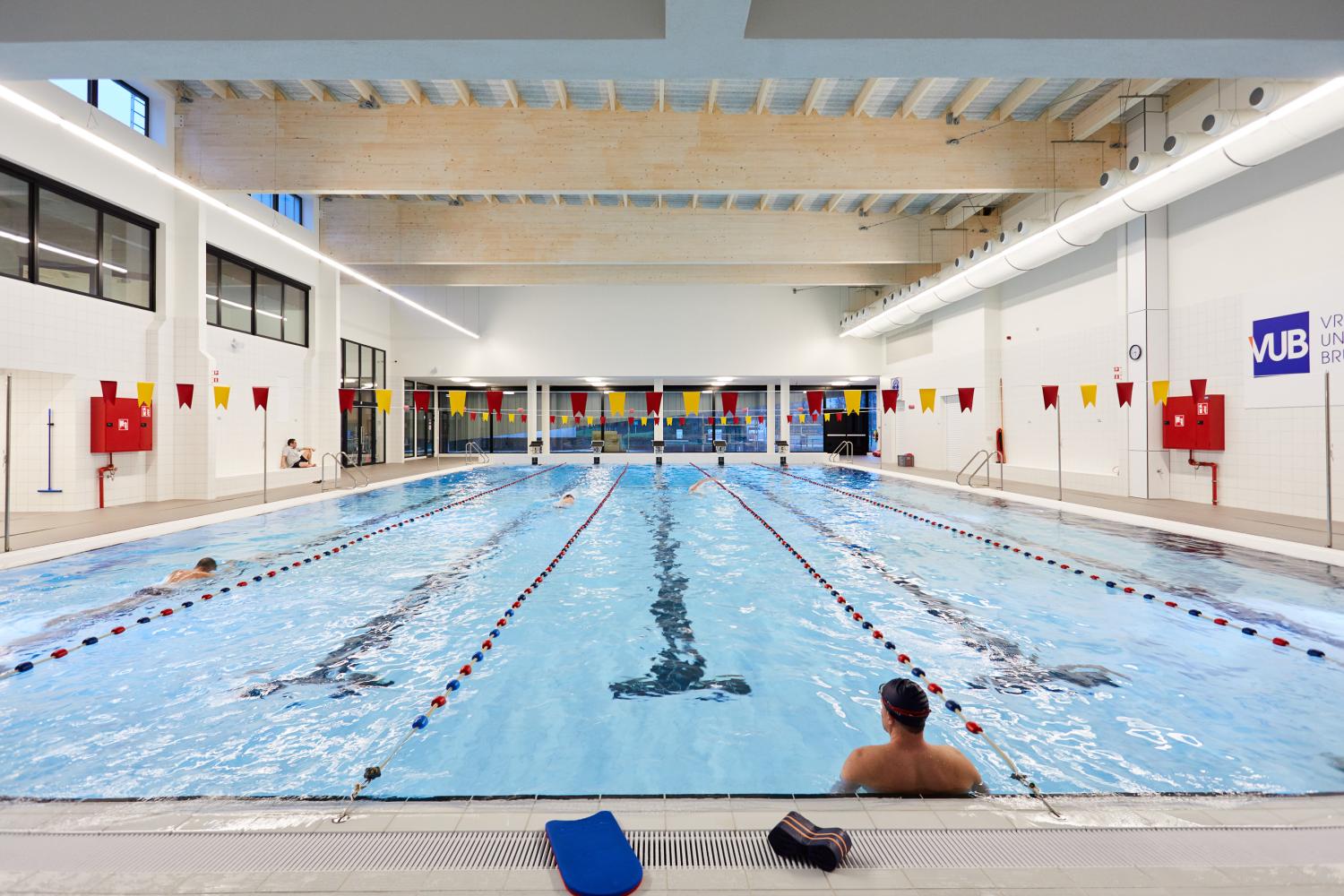 Studenten aan het zwemmen in het zwembad van Campus Etterbeek