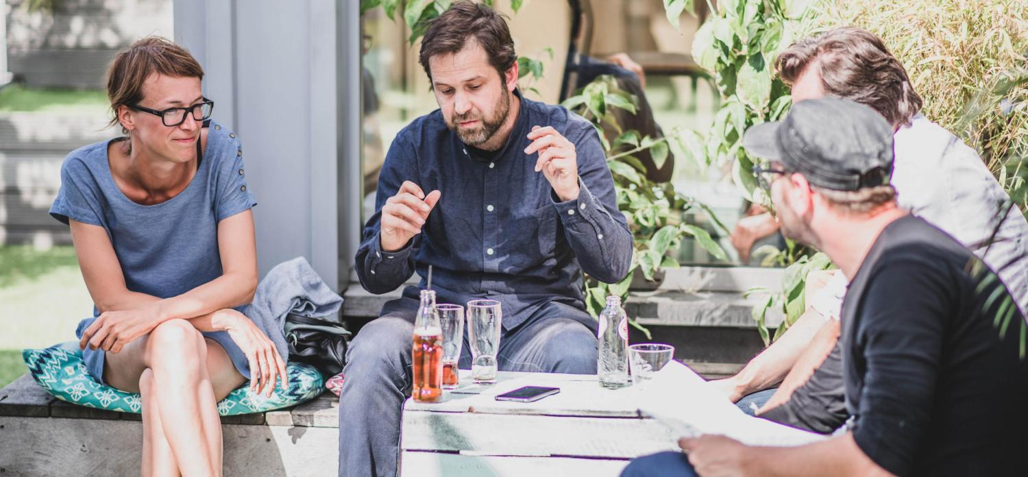 Groep aan het praten gefotografeerd voor de Coverstory van Henri9 in Bruxelles