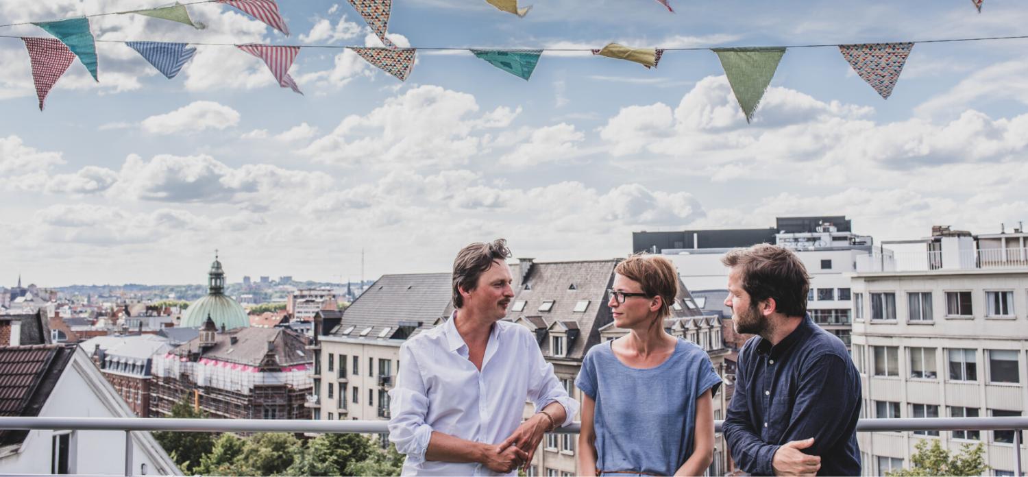 2017_Vrouw en twee mannen in conversatie_Coverstory HENRI9_Brussel_VUB Vrouw en twee mannen in conversatie op een event