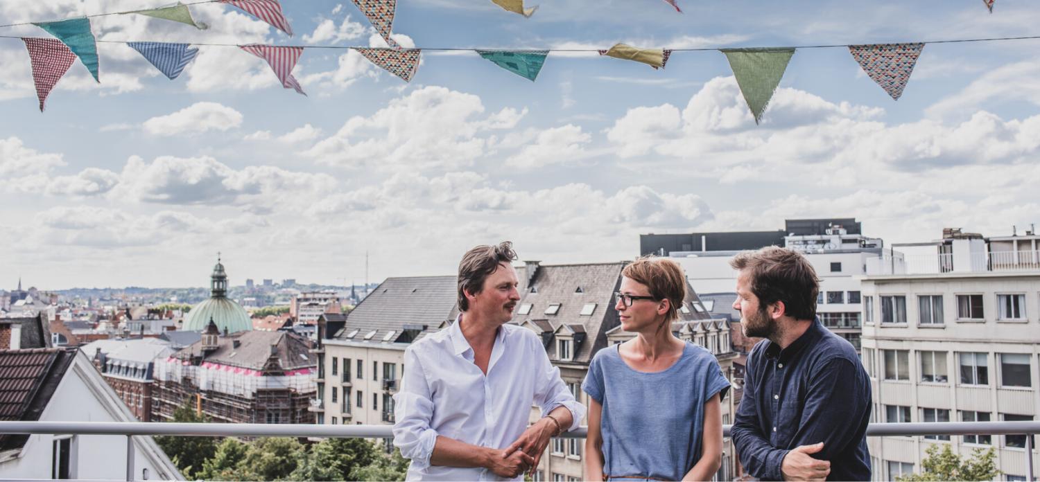 Vrouw en twee mannen in conversatie op een event