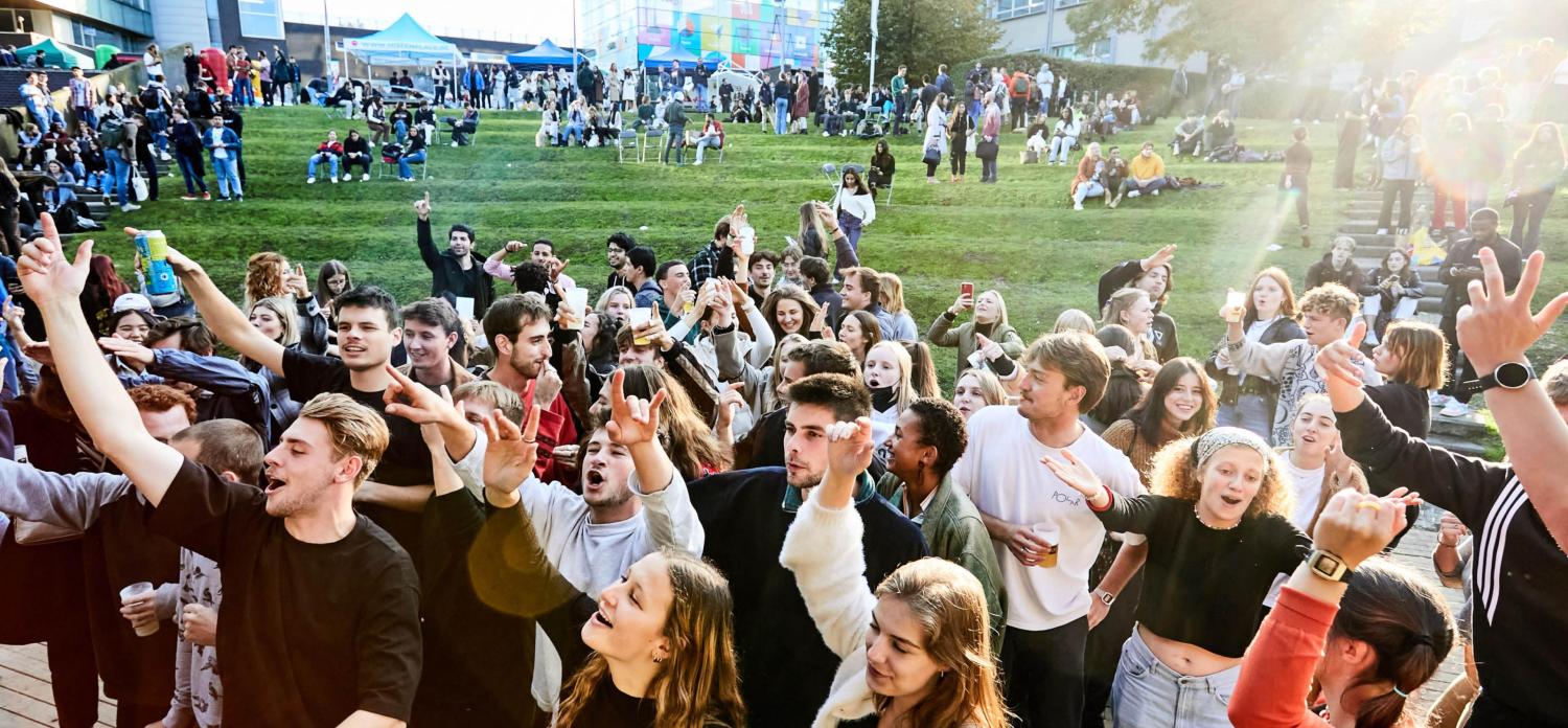 Studenten tijdens evenement aan het zingen op grasveld in Campus Etterbeek
