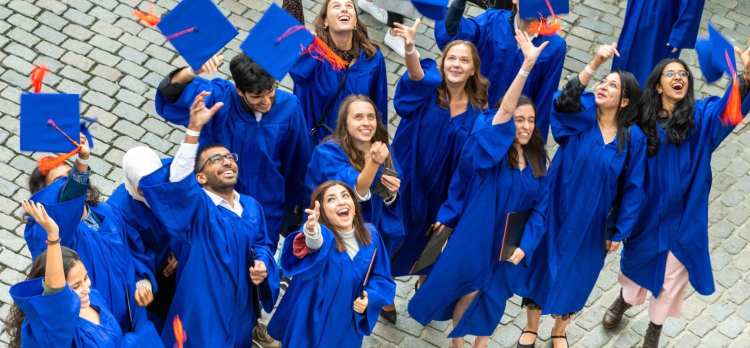 Uitzicht van boven van groep studenten tijdens uitreiking van faculteit LK in Grand Place, Bruxelles