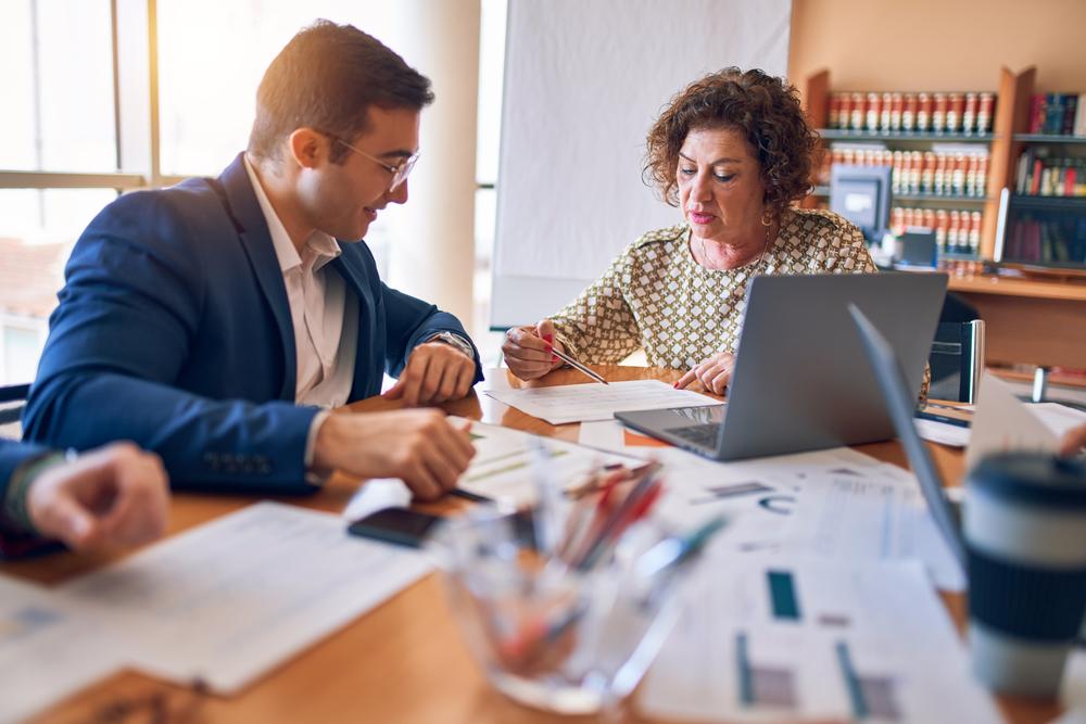 2022_Financiële ondersteuning_Samen Innoveren_Shutterstock_1690311835 Man en vrouw aan tafel met documenten en computer