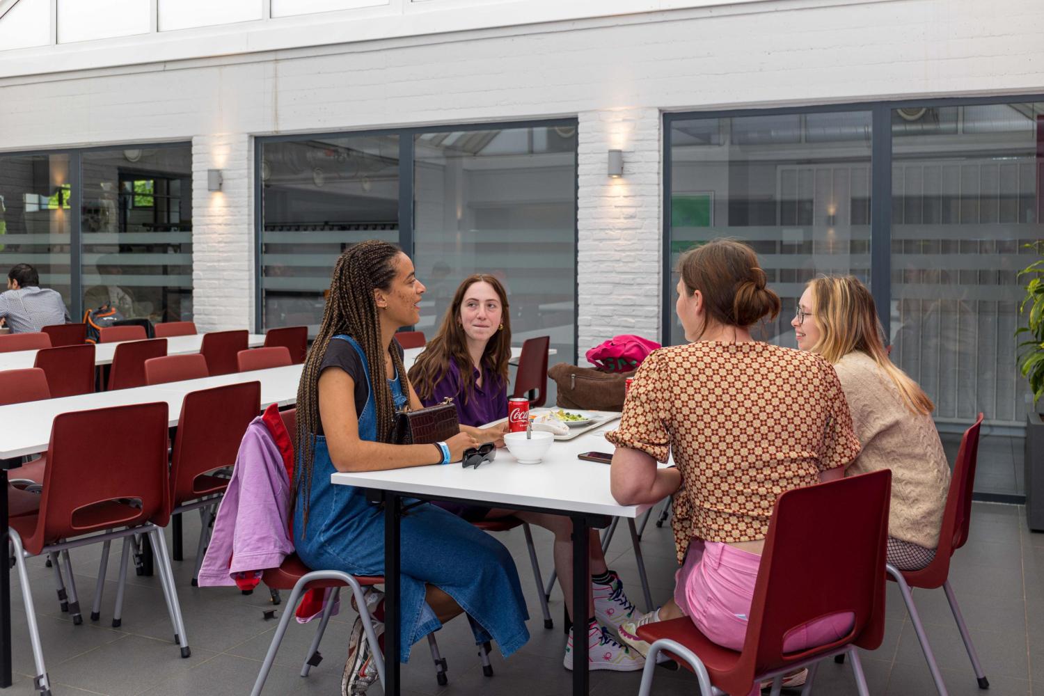 2022_Meisjes zitten aan een tafel van resto_VUB_Jette 2022_Meisjes zitten aan een tafel van resto_VUB_Jette