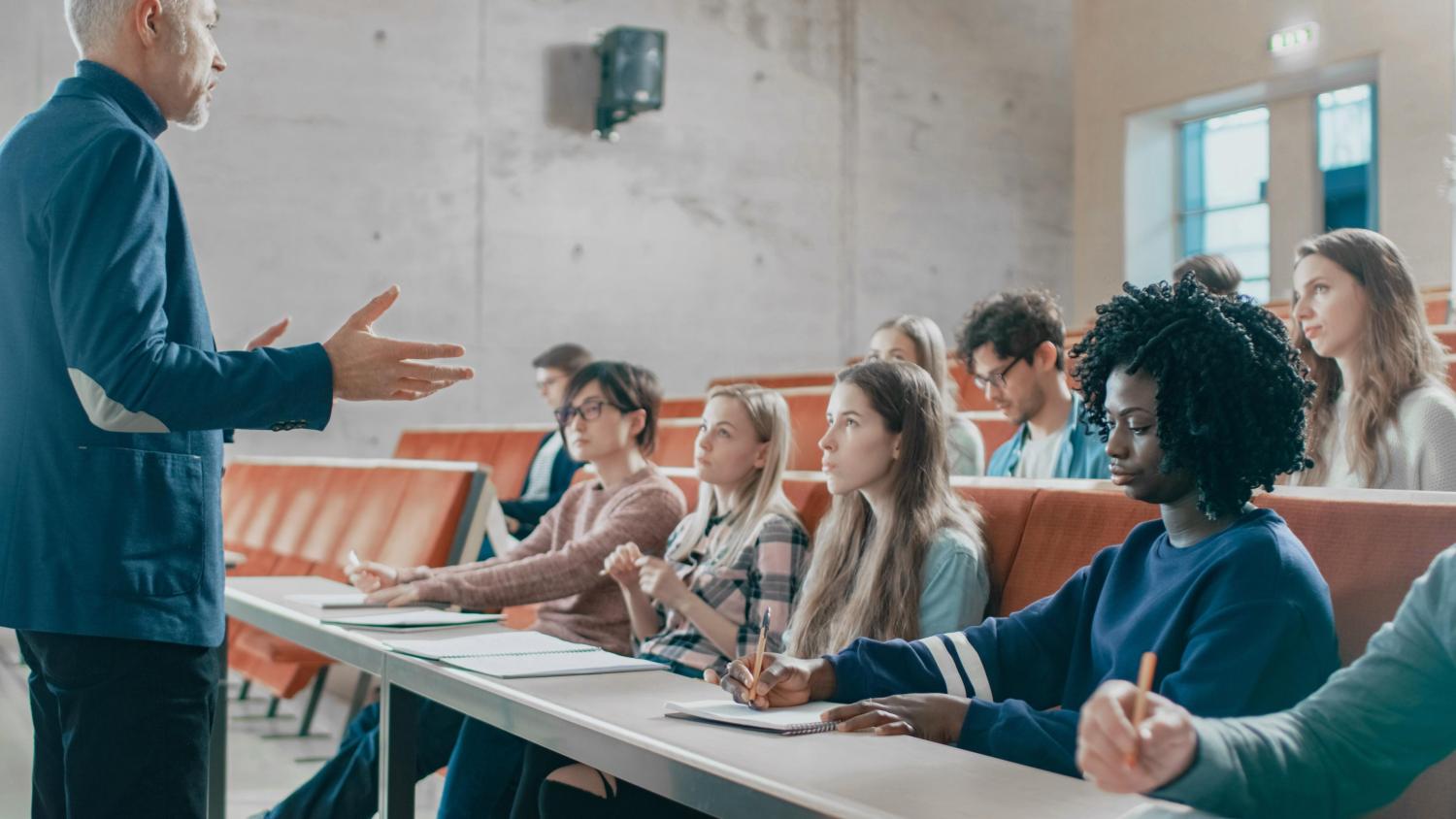 2022_Professor geeft lezing aan een Multi Etnische Studenten_Slimme jongeren studeren aan de universiteit_Aula_S_1077839399