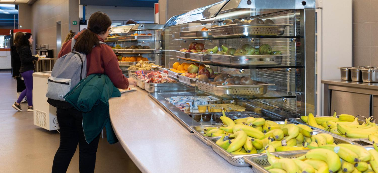 2022_Vrouw in resto neemt eten uit de zelfbedieningstoog_VUB Resto_Etterbeek_Banner 2022_Vrouw in resto neemt eten uit de zelfbedieningstoog_VUB Resto_Etterbeek_Banner