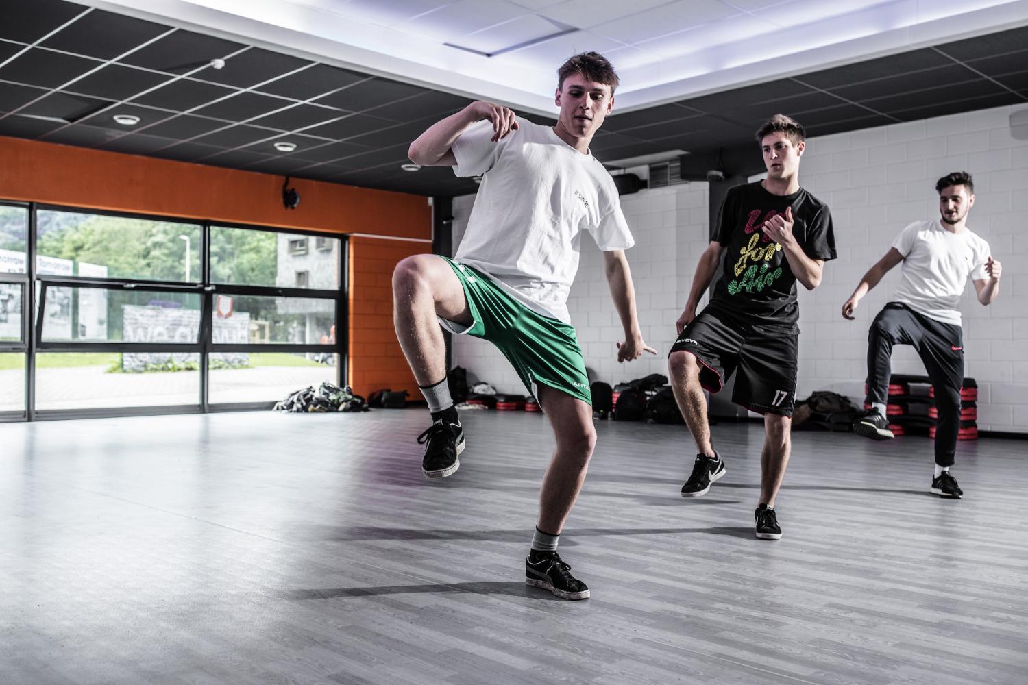 2022_Studenten in de danszaal_Indoor sportzaal met houten vloer_Etterbeek_VUB