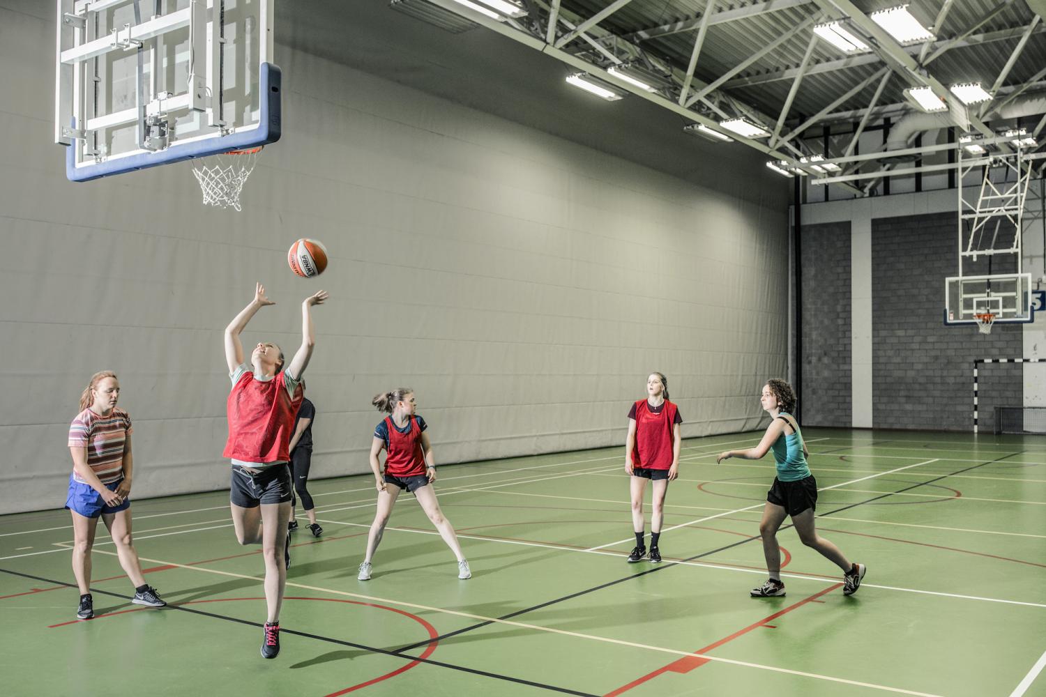 2022_Vrouwelijke studenten aan het basketten_Indoor sportzaal met synthetische vloer_Etterbeek_VUB
