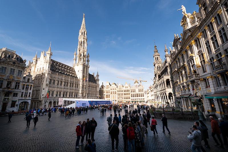 Stadhuis op de Grote Markt in Brussel met een spandoek van de afstudeerceremonie ervoor
